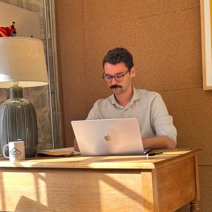 Tom Lemeille, fondateur Beamô syndic copropriété Vernon - Portrait professionnel au bureau Place Jean Paul II